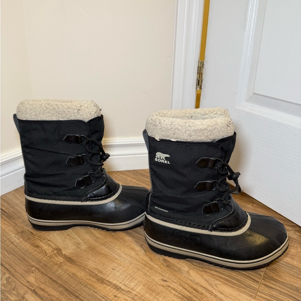 Sorel - Women’s Black and White Warm Cozy Faux Fur Winter Boots in Size EUR 38